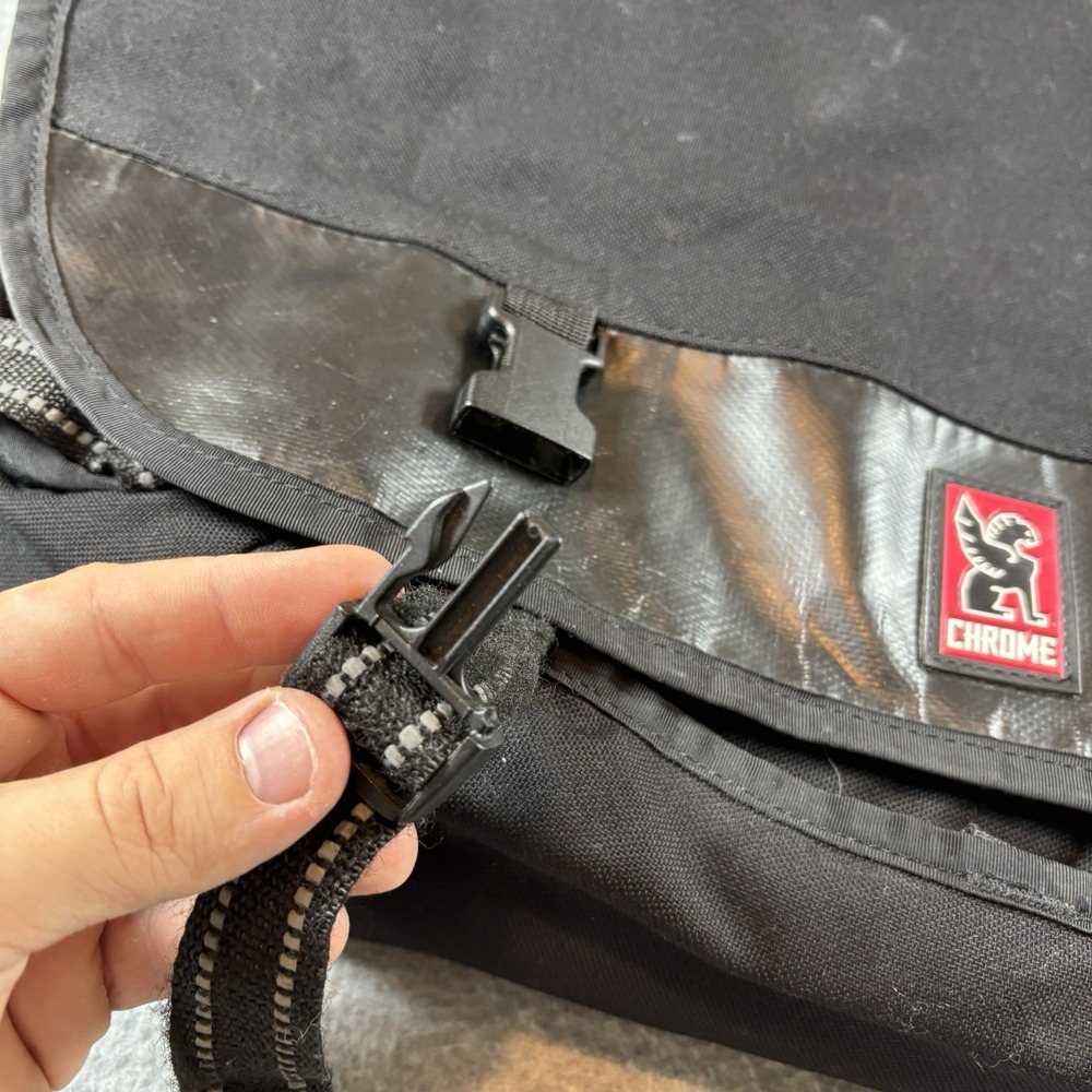 Chrome Industries Citizen Messenger Bag Made in USA Seatbelt Buckle Black 24L - Picture 3 of 8